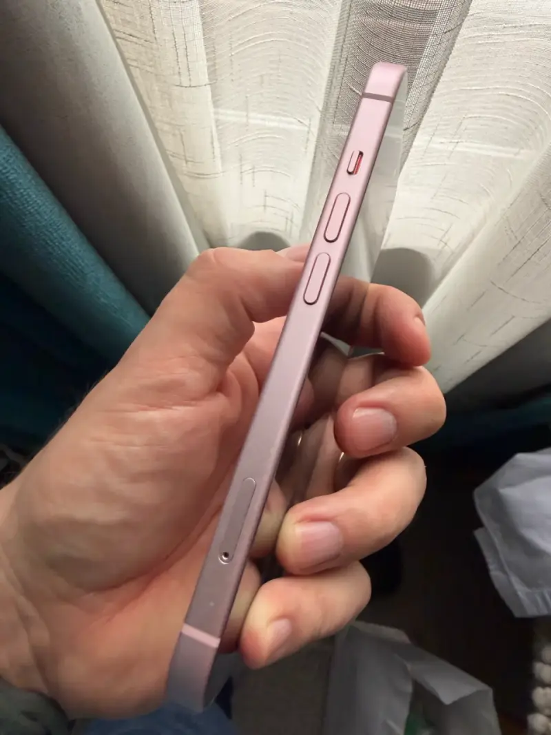 iPhone 15 en buen estado color rosa - 4