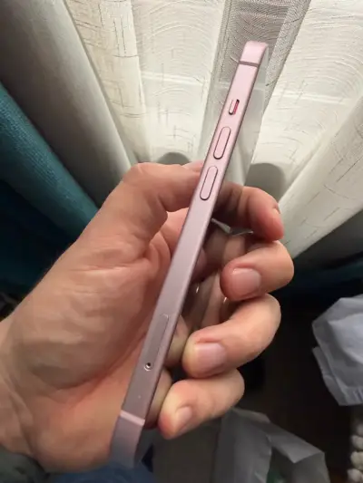 iPhone 15 en buen estado color rosa - miniatura 4