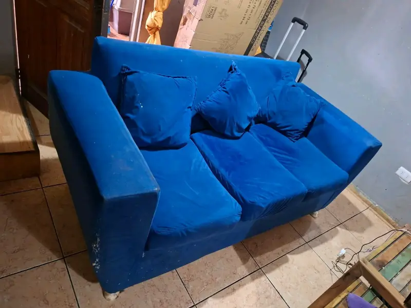 Sofá azul de tres plazas en buen estado - 1