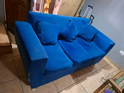 Sofá azul de tres plazas en buen estado - miniatura 1