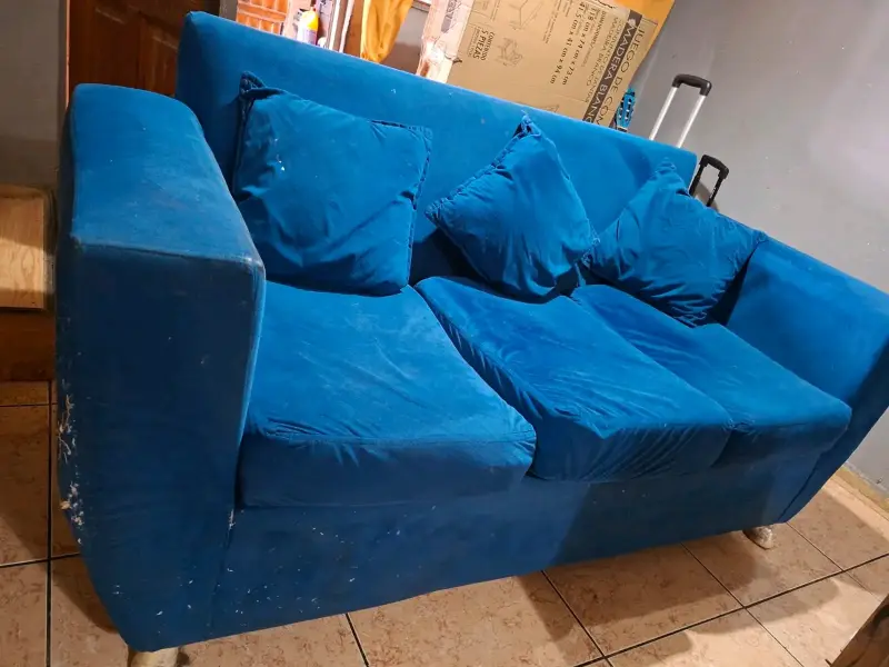Sofá azul de tres plazas en buen estado - 2