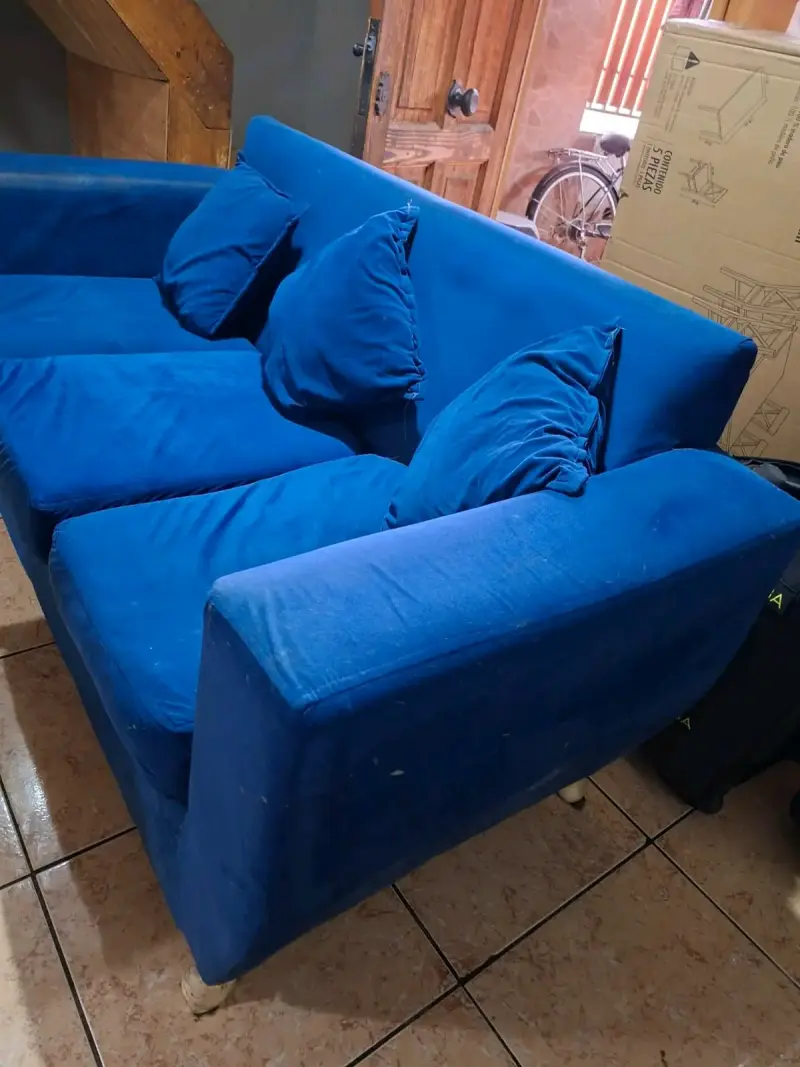 Sofá azul de tres plazas en buen estado - 3
