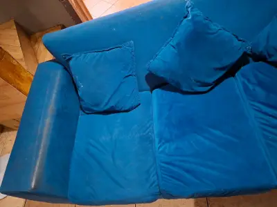 Sofá azul de tres plazas en buen estado - miniatura 4