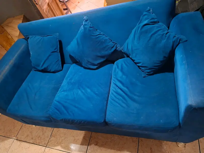 Sofá azul de tres plazas en buen estado - 5