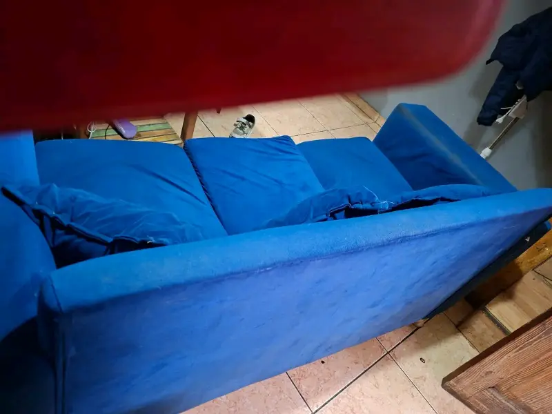 Sofá azul de tres plazas en buen estado - 6