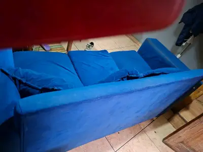 Sofá azul de tres plazas en buen estado - miniatura 6