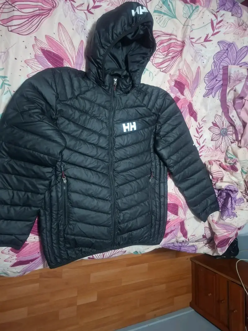 Chaqueta acolchada negra con capucha Helly Hansen - 1