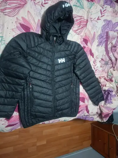 Chaqueta acolchada negra con capucha Helly Hansen - miniatura 1