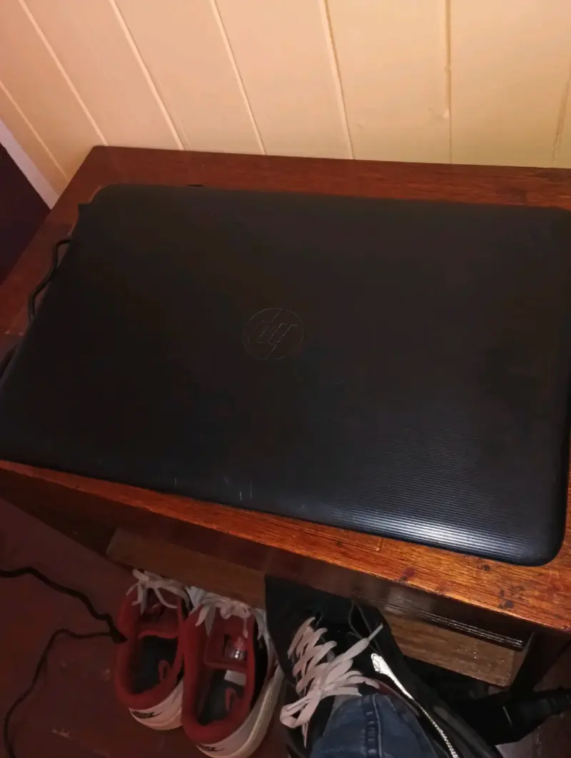 Notebook HP con pantalla de 15 pulgadas - 1