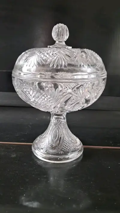 Bombonera de vidrio moldeado tallado con tapa - miniatura 1