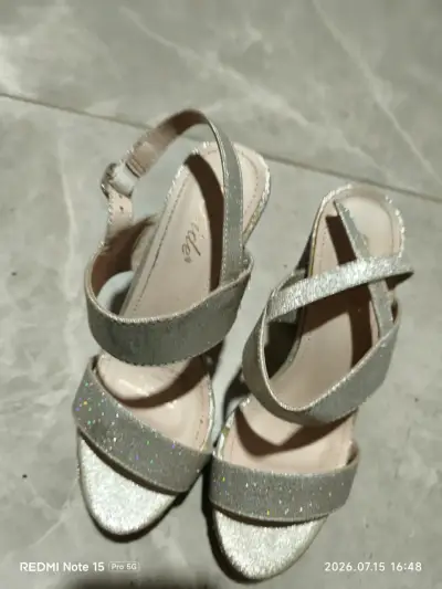 Sandalias plateadas con brillo para mujer - miniatura 1