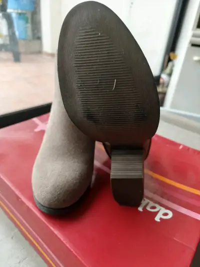 Botines de gamuza marrón con tacón alto - miniatura 3