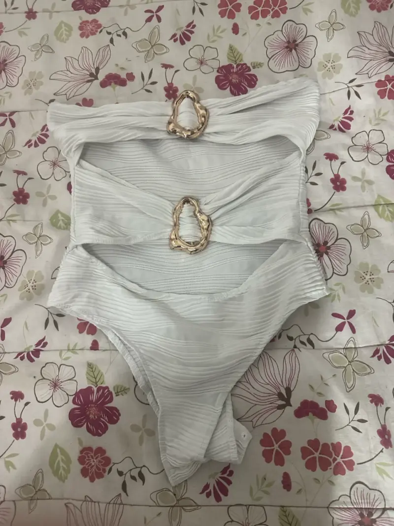 Body blanco con detalles dorados