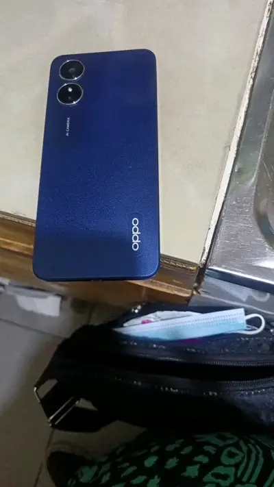 Smartphone Oppo azul con doble cámara - miniatura 1