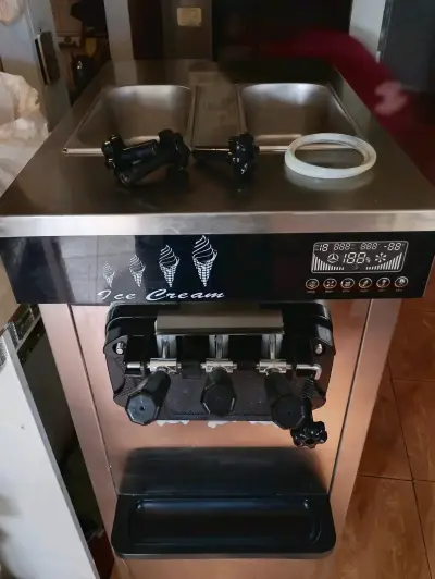 Máquina de Helados Soft Serve Acero Inoxidable - miniatura 1