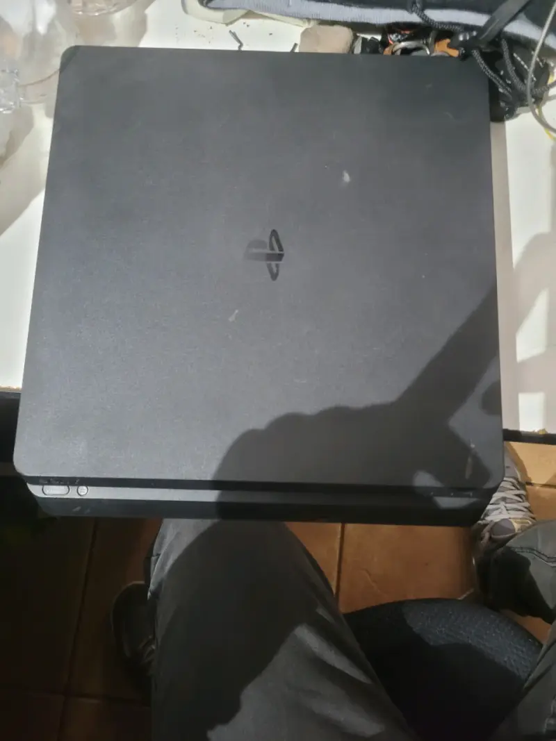 Consola PlayStation 4 Slim en buen estado - 1