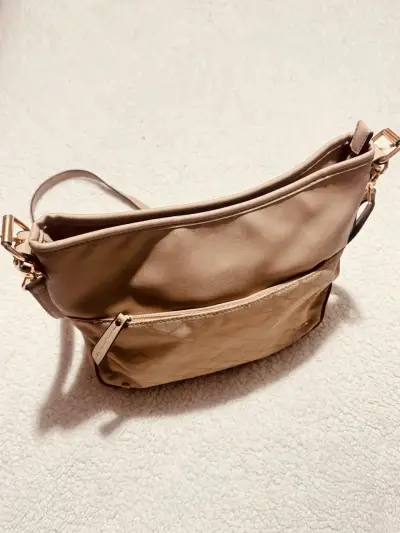 Cartera cruzada beige con diseño elegante - miniatura 3