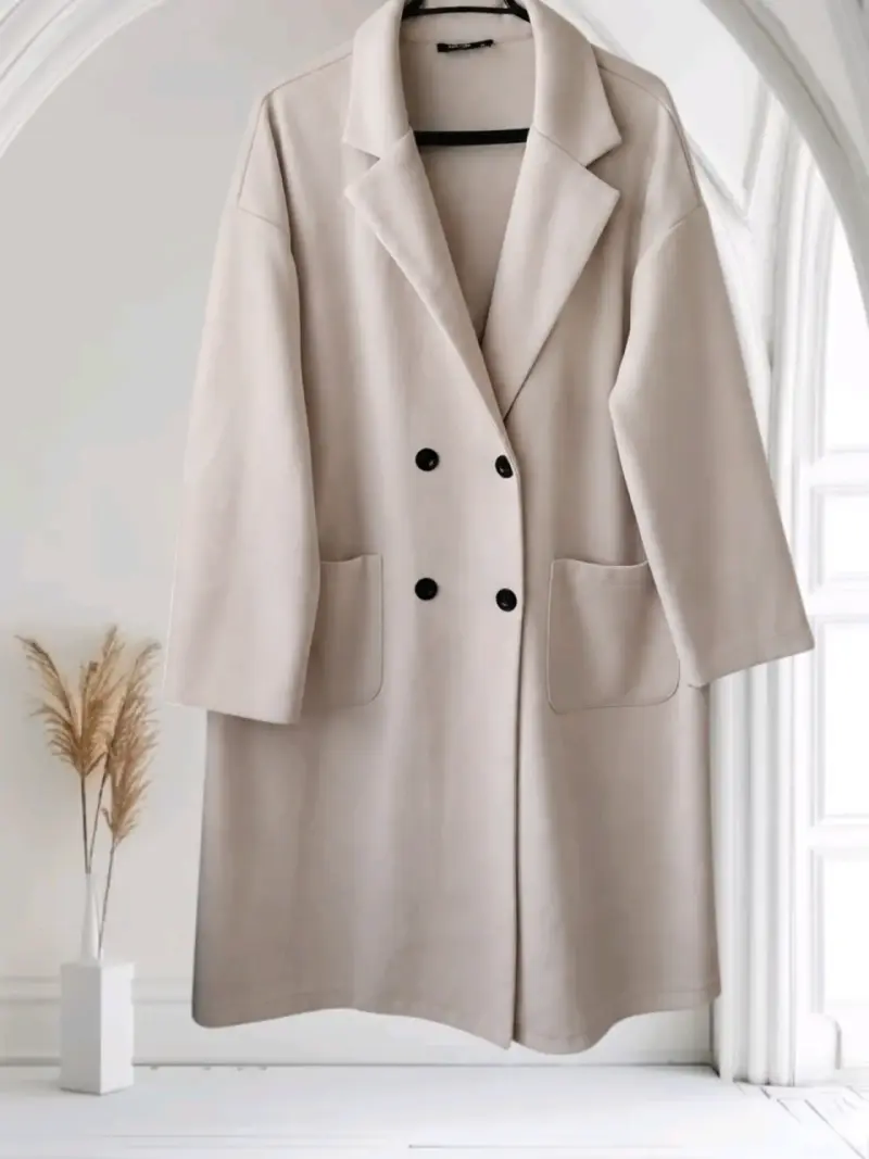 Abrigo largo beige con botones negros - 1