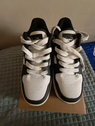 Zapatillas deportivas blancas y negras para hombre - miniatura 1