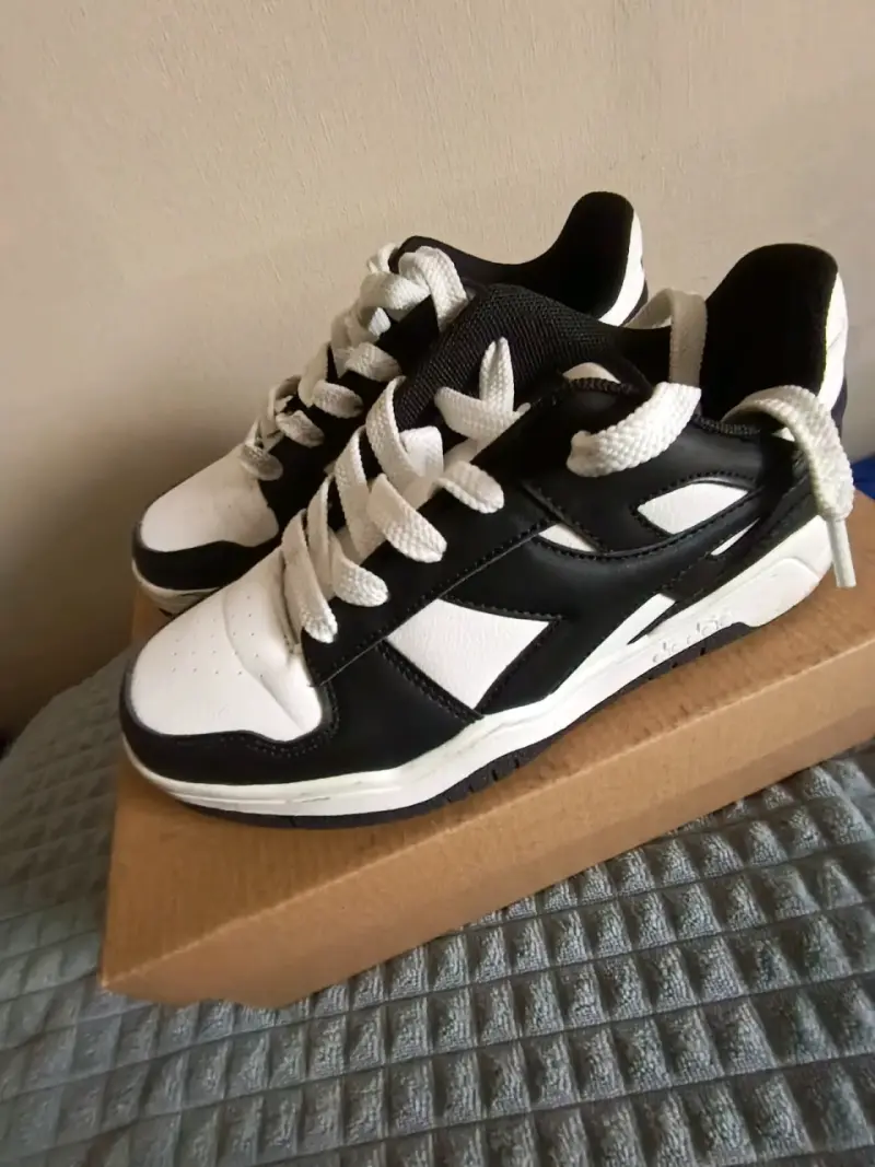 Zapatillas deportivas blancas y negras para hombre - 2