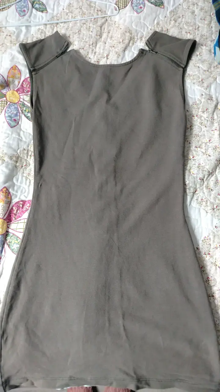 Vestido gris con cierre trasero