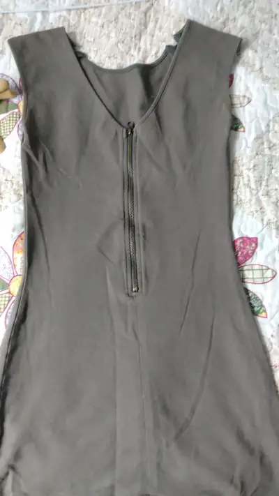 Vestido gris con cierre trasero - miniatura 2