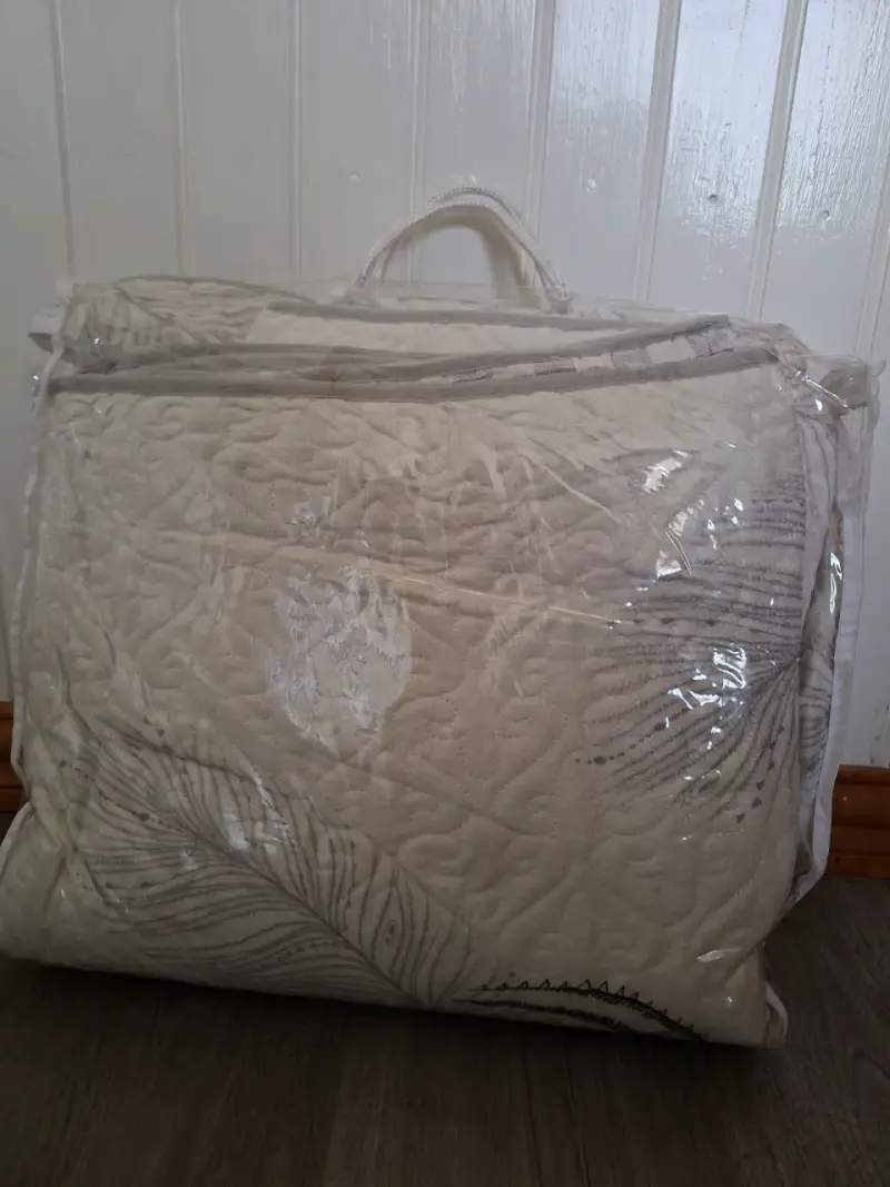 Cubre cama con diseño de plumas YD - 4