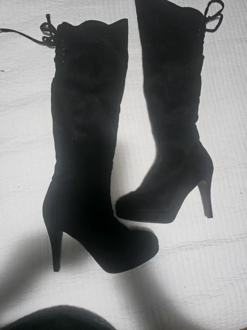 Botas negras de tacón alto para mujer