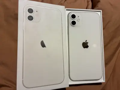 iPhone 11 blanco en buen estado con caja - miniatura 1