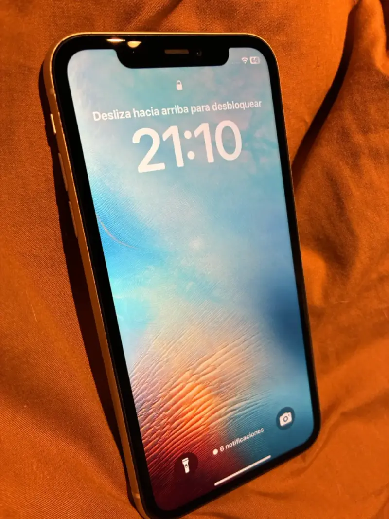 iPhone 11 blanco en buen estado con caja - 2