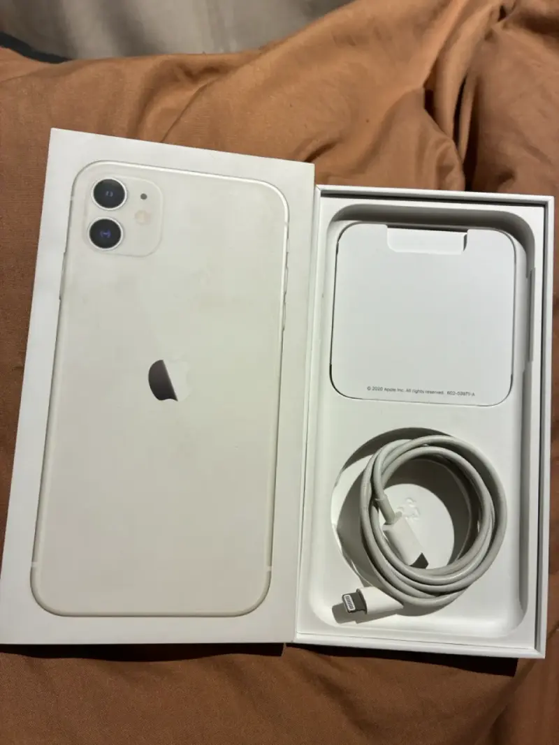 iPhone 11 blanco en buen estado con caja - 3