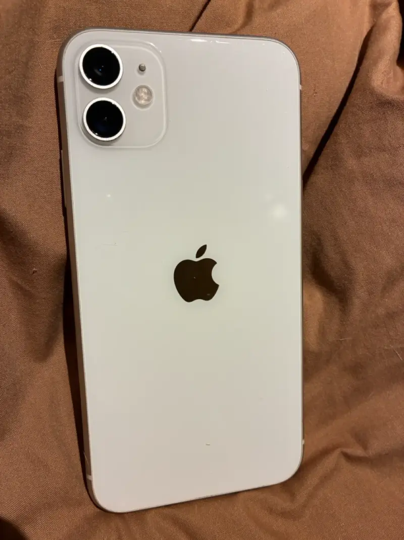 iPhone 11 blanco en buen estado con caja - 4