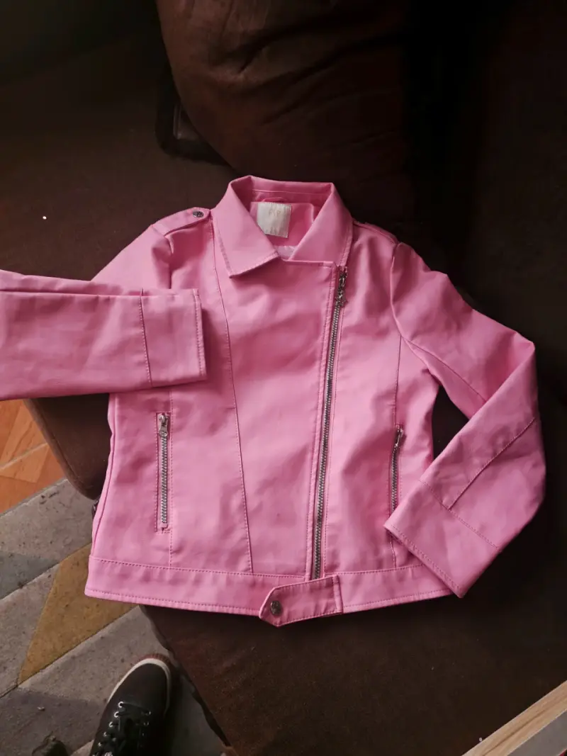 Chaqueta rosa para niña con cierre asimétrico