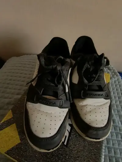 Zapatillas deportivas Nautica blancas y negras - miniatura 1