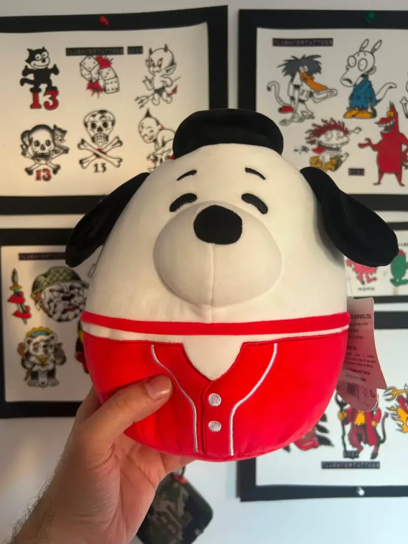 Peluche Squishmallows Snoopy con Traje Rojo - 1
