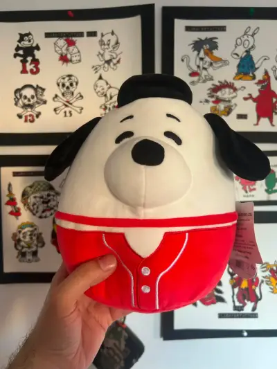 Peluche Squishmallows Snoopy con Traje Rojo - miniatura 1