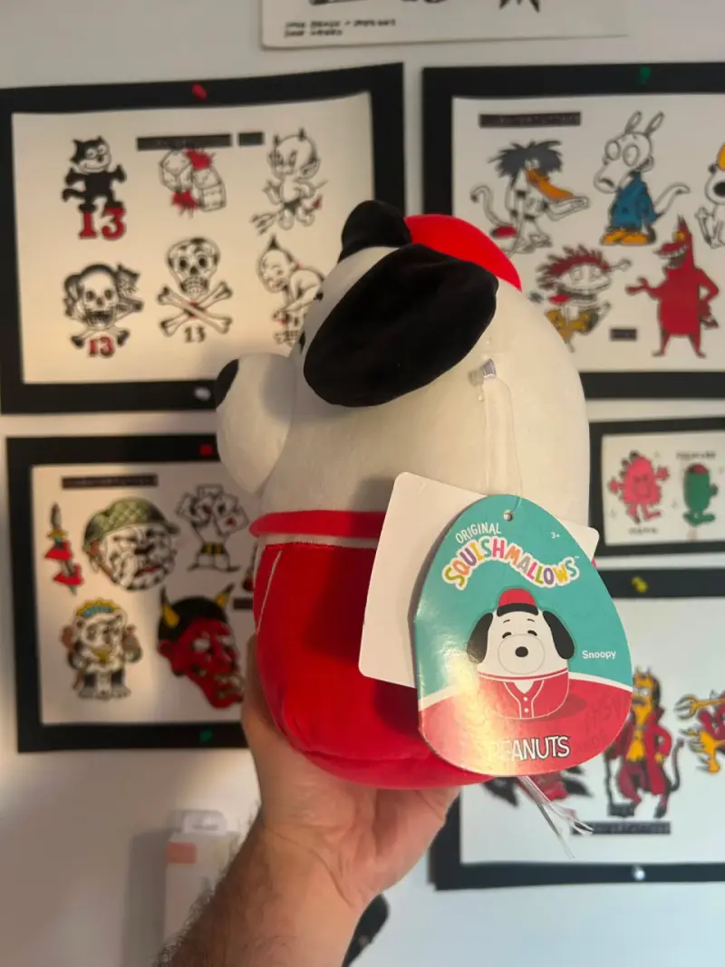Peluche Squishmallows Snoopy con Traje Rojo - 3