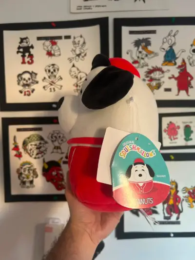 Peluche Squishmallows Snoopy con Traje Rojo - miniatura 3