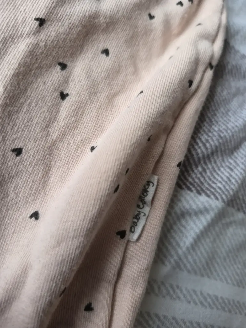 Enterito de bebé rosa con estampado de corazones - 3