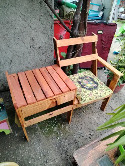 Banco de madera con cojín floral - miniatura 1