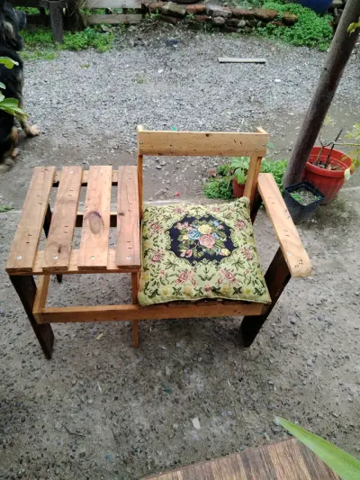 Banco de madera con cojín floral - miniatura 2