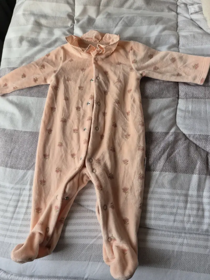 Enterito de bebé rosado con estampado floral - 1