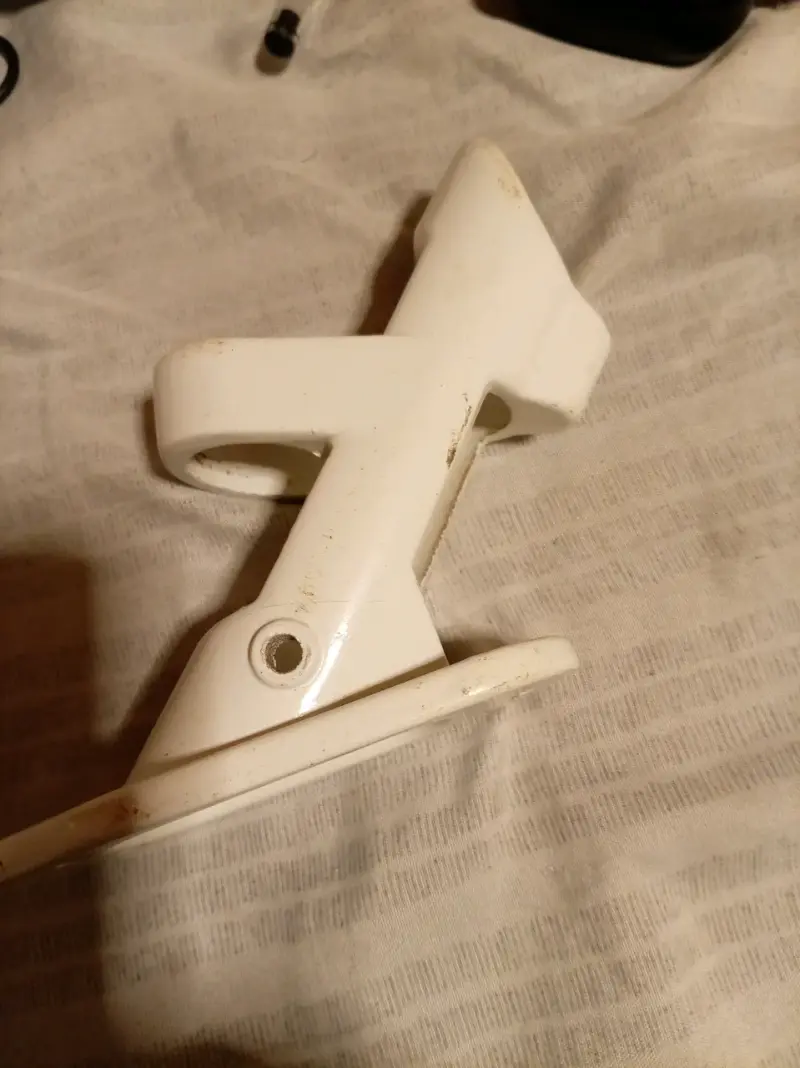 Soporte de pared blanco para bandera