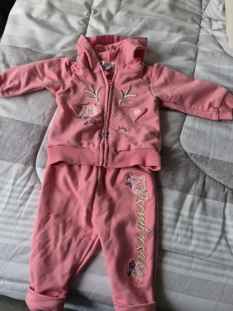 Conjunto de bebé rosado con diseño bordado - 1