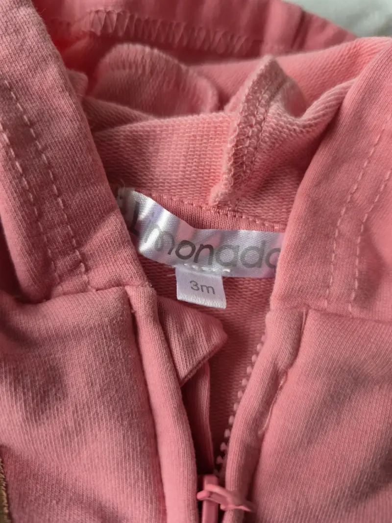 Conjunto de bebé rosado con diseño bordado - 2