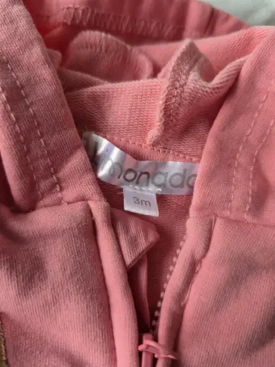 Conjunto de bebé rosado con diseño bordado - miniatura 2