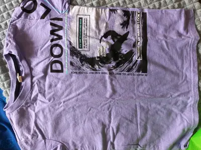 Polera morada con diseño gráfico de surf talla 8 - miniatura 1