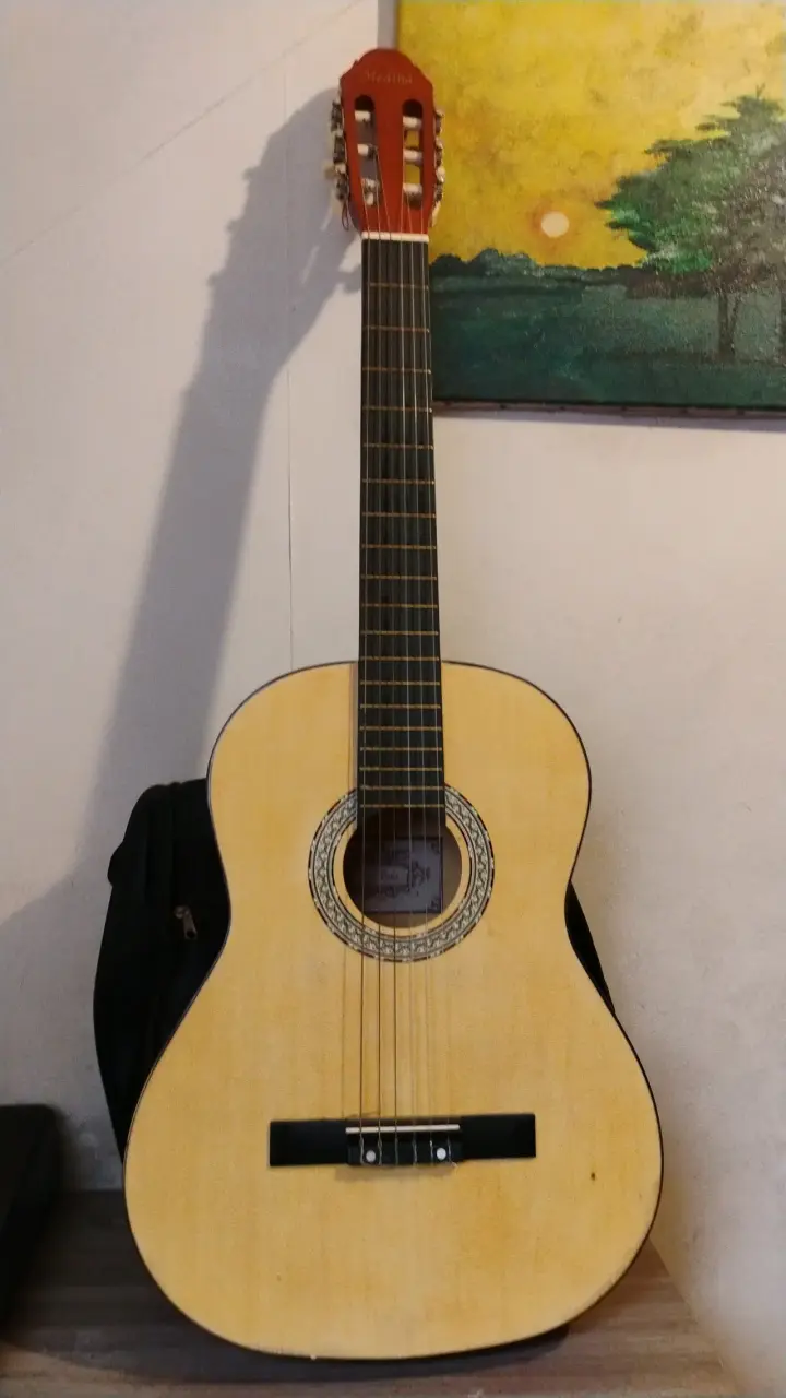 Guitarra clásica acústica con funda MEDINA
