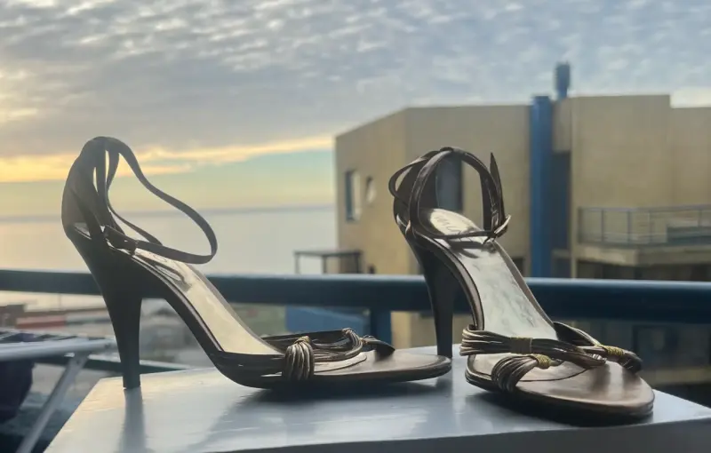 Sandalias de tacón alto doradas para mujer - 1