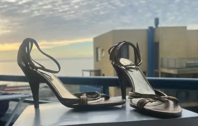 Sandalias de tacón alto doradas para mujer - miniatura 1